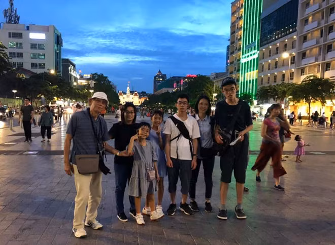 Cụ Oki và con cháu chụp hình lưu niệm tại phố đi bộ Nguyễn Huệ Cụ Oki và con cháu chụp hình lưu niệm tại phố đi bộ Nguyễn Huệ