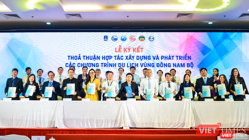 Lễ ký kết thỏa thuận hợp tác phát triển du lịch Đông Nam Bộ (Ảnh: Hữu Long) Lễ ký kết thỏa thuận hợp tác phát triển du lịch Đông Nam Bộ (Ảnh: Hữu Long)