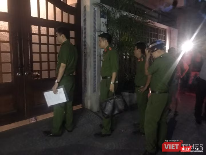 Lực lượng cảnh sát tiến hành các thủ tục khám nhà ông Đào Tấn Bằng. Lực lượng cảnh sát tiến hành các thủ tục khám nhà ông Đào Tấn Bằng.