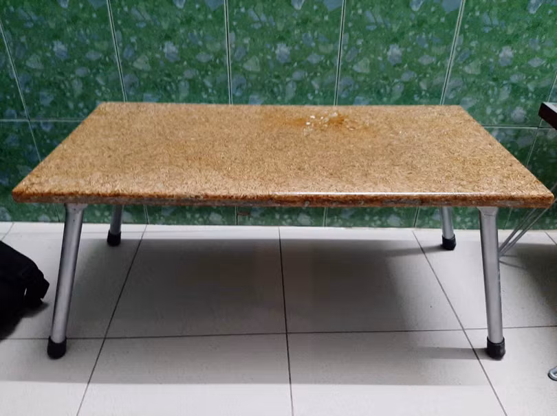 Chiếc bàn từ vỏ trấu do nhóm 5 bạn trẻ chế tạo 