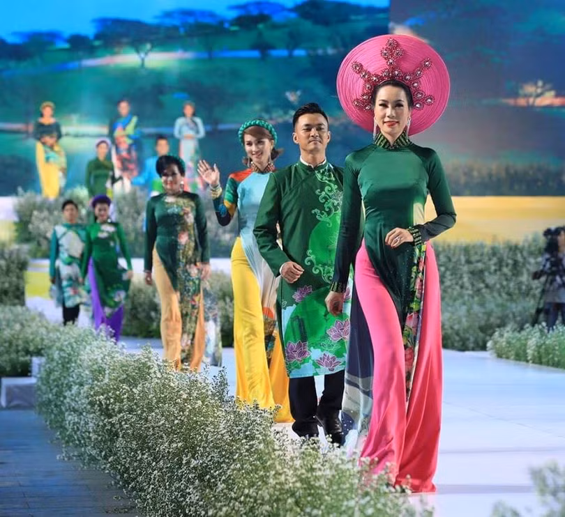 Trịnh Kim Chi dẫn đầu đoàn catwalk Trịnh Kim Chi dẫn đầu đoàn catwalk