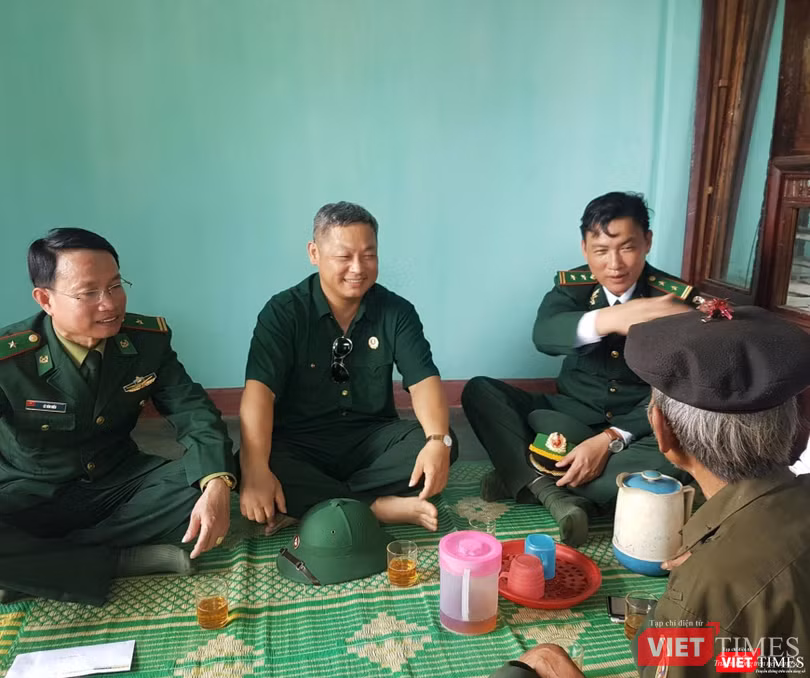 Trung tá Nguyễn Bá Duyệt (ngoài cùng bên phải) -- Tham mưu phó Bộ đội biên phòng Quảng Trị, nguyên Đồn trưởng Đồn Biên phòng cửa khẩu quốc tế La Lay tâm tình cùng gia đình nhận căn nhà 'mái ấm biên cương'. Ngồi ngoài cùng bên trái - ông Lê Văn Hiếu, đồn trưởng Đồn Biên phòng Cửa khẩu quốc tế La Lay cùng các chiến sĩ biên phòng trong ngôi nhà vừa bàn giao cho ông Côn Liên