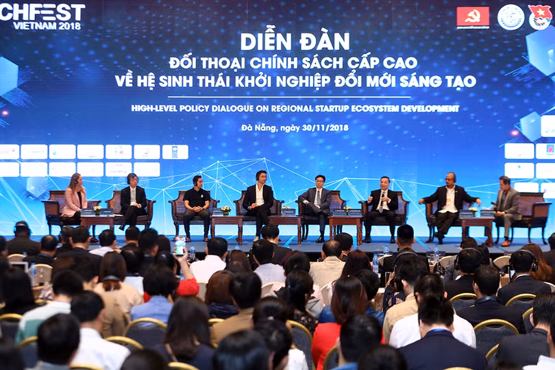 Quang cảnh phiên đối thoại. Quang cảnh phiên đối thoại.