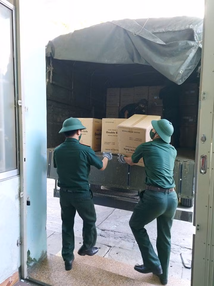 Cán bộ chiến sĩ nhanh chóng vận chuyển vật tư y tế về kho tiền phương (Ảnh: Anh Văn) Cán bộ chiến sĩ nhanh chóng vận chuyển vật tư y tế về kho tiền phương (Ảnh: Anh Văn)