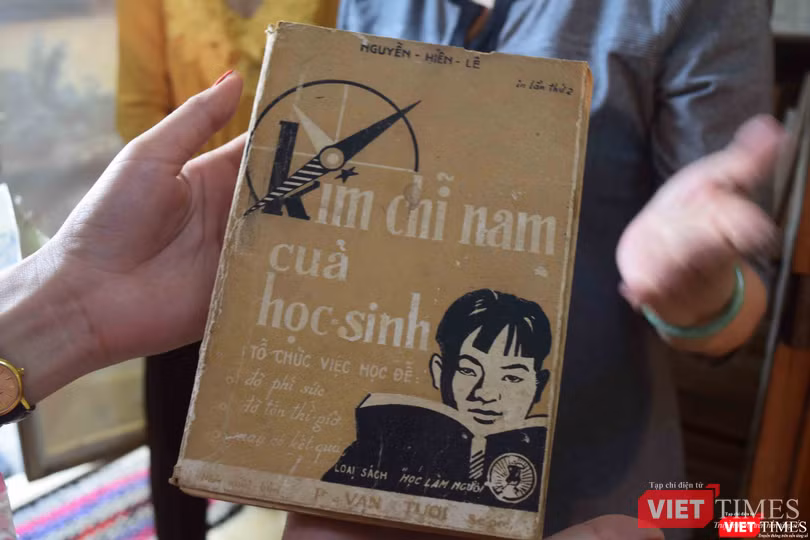 Cuốn "Kim chỉ nam của học sinh" (NXB Phạm Văn Tươi) đang được bảo quản tại ngôi nhà cũ tại tỉnh Long Xuyên của vị học giả quá cố