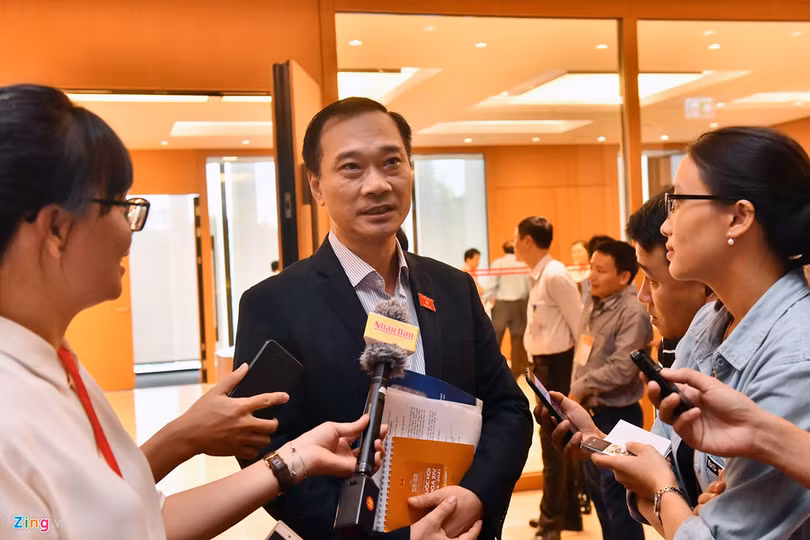 Chủ nhiệm Ủy ban Kinh tế của Quốc hội Vũ Hồng Thanhtrả lời báo chí sau khi công bố kết quả lấy phiếu tín nhiệm. Ảnh:Hoàng Hà. Lay phieu tin nhiem: Can, nhung chua du hinh anh 4