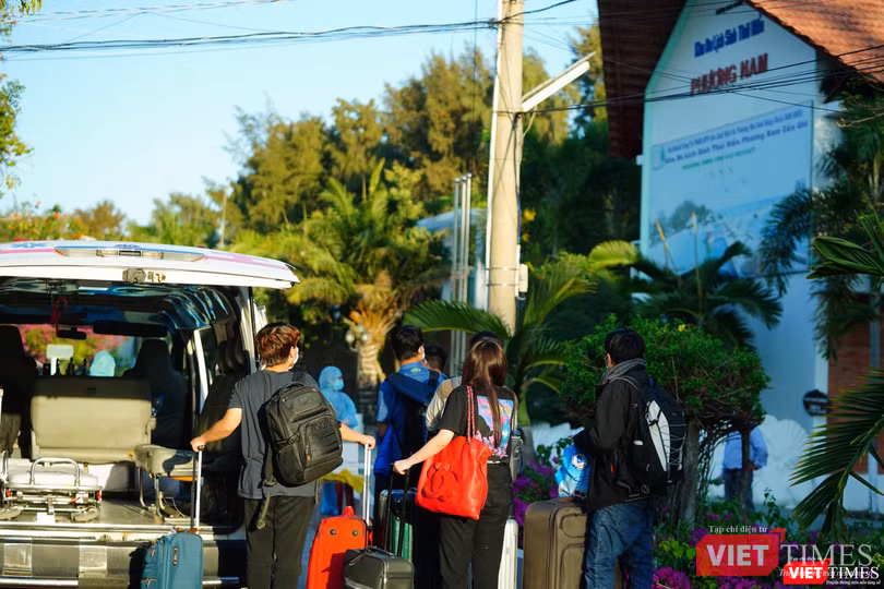 Đón người đi cách ly ở Phương Nam, Cần Giờ (Ảnh: Phạm Nguyễn) Đón người đi cách ly ở Phương Nam (Ảnh: Phạm Nguyễn)