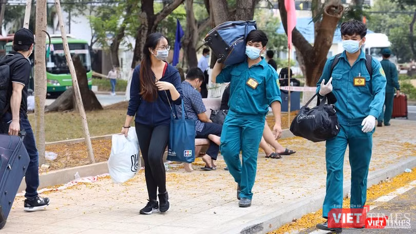 Nhiều người chia sẻ họ cảm thấy vô cùng may mắn khi được trở về Tổ quốc (Ảnh: Đình Nguyên) 