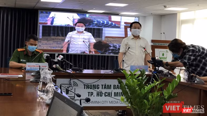 Ông Từ Lương, Phó GĐ Sở TTTT TP.HCM nhấn mạnh việc người dân không nên ra đường trong thời gian này (Ảnh: L.H) Ông Từ Lương, Phó GĐ Sở TTTT TP.HCM nhấn mạnh việc người dân không nên ra đường trong thời gian này