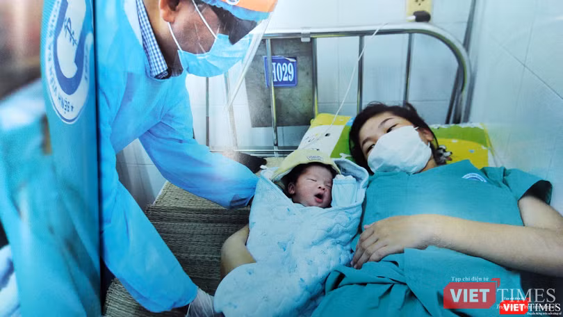 Đón em bé ra đời trong khu cách ly ở Quảng Nam Đón em bé ra đời trong khu cách ly ở Quảng Nam