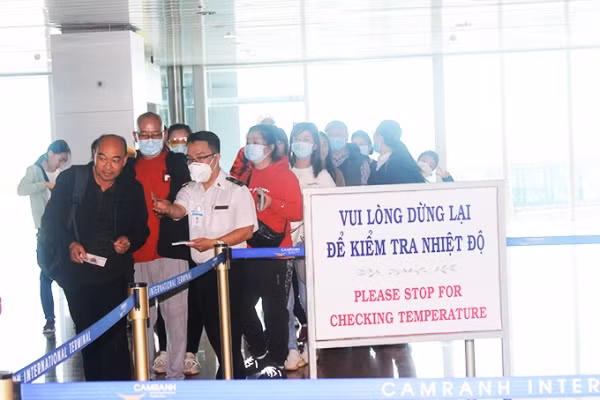 Thực hiện các biện pháp chống dịch với người nhập cảnh (Ảnh: BYT) Thực hiện các biện pháp chống dịch với người nhập cảnh (Ảnh: BYT)