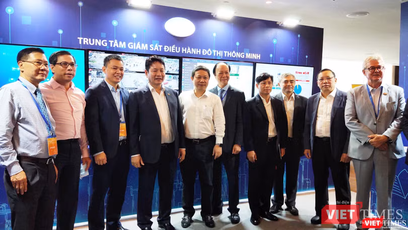 Các đại biểu dự Hội thảo thăm Trung tâm giám sát điều hành đô thị thông minh (Ảnh: Hòa Bình) Khách mời