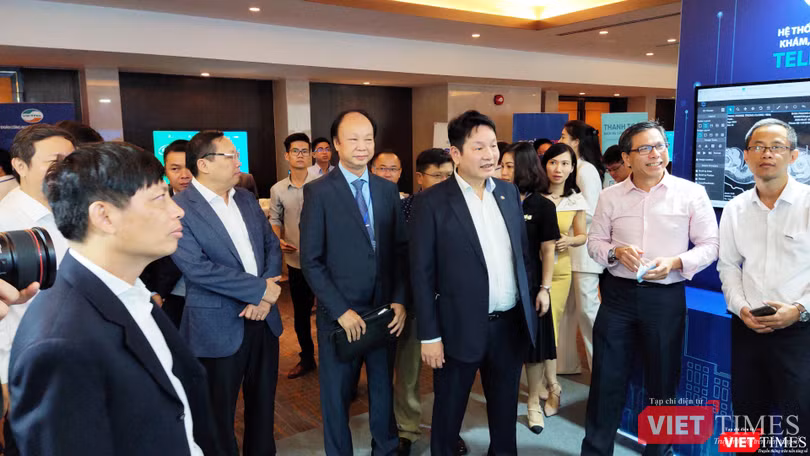 Ông Trương Gia Bình, thành viên UB Quốc gia về Chính phủ điện tử, Chủ tịch HĐQT Tập đoàn FPT, ông Nguyễn Đình Thắng, Phó Chủ tịch Hội Truyền thông số VN cùng khách mời thăm các gian hàng (Ảnh: Hòa Bình)