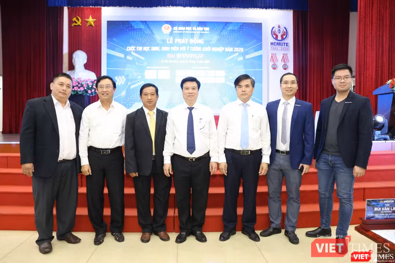 Thạc sĩ Vũ Tuấn Anh (ngoài cùng bên trái) trong lễ phát động cuộc thi khởi nghiệp năm 2020 của Bộ Giáo dục (Ảnh: T.B) Thạc sĩ Vũ Tuấn Anh (ngoài cùng bên trái) trong lễ phát động cuộc thi khởi nghiệp năm 2020 của Bộ Giáo dục (Ảnh: T.B)
