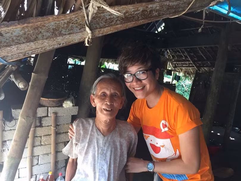 Phạm Thị Hương Giang gặp lại cụ bà Hồ Thị Nga - người được Nhà chống lũ xây nhà trong đợt thí điểm tháng 11/2013. Cụ bà chính là người trước đó đã phải nén đau đớn ôm xác cụ ông suốt 10 ngày trên xà nhà, chờ nước lũ rút. Phạm Thị Hương Giang gặplaij cụ bà Hồ Thị Nga - người được Nhà chống lũ xây nhà trong đợt thí điểm tháng 11.2013. Cụ bà chính là người đã phải nén đau đớn ôm xác cụ ông suốt 10 ngày trên xà nhà, chờ nước lũ rút. Gặp lại, ánh mắt cụ vui hơn rất nhiều.