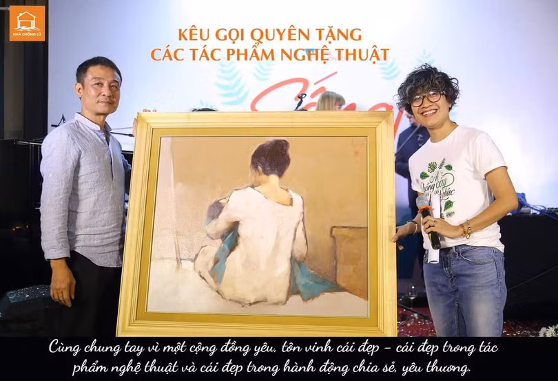 Giám tuyển - họa sỹ Trần Lương và Phạm Thị Hương Giang trong một phiên đấu giá gây quỹ để hỗ trợ xây dựng Nhà chống lũ. Giám tuyển - họa sỹ Trần Lương và Phạm Thị Hương Giang trong một phiên đấu giá gây quỹ để hỗ trợ xây dựng Nhà chống lũ.