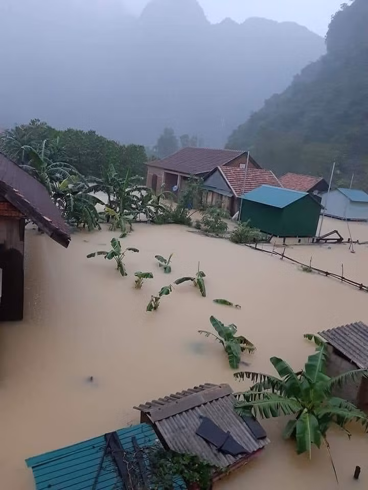 Nhà phao phát huy hiệu quả trong khi lũ dâng ngập mái nhà thông thường Nhà phao phát huy hiệu quả trong lũ