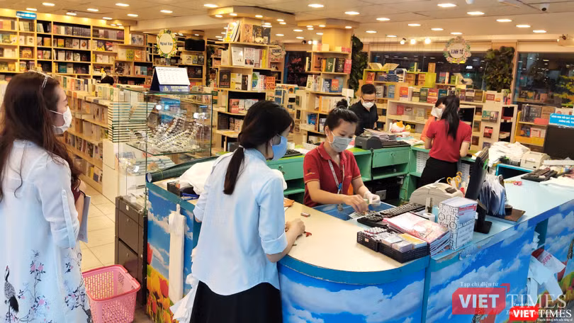Người Việt đi mua sách, văn phòng phẩm đã tuân thủ rất tốt quy định bắt buộc phải đeo khẩu trang nơi công cộng (Ảnh: HB) Người Việt đi mua sách, văn phòng phẩm đã tuân thủ rất tốt quy định bắt buộc phải đeo khẩu trang nơi công cộng.