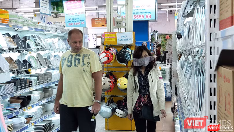 Khách Việt tuân thủ đeo khẩu trang nhưng người nước ngoài thì chưa (Ảnh: HB) Khách Việt tuân thủ đeo khẩu trang nhưng người nước ngoài thì chưa