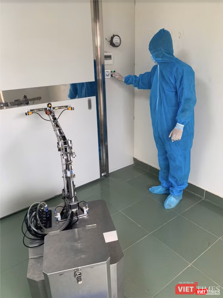 Robot chờ mở cửa buồng cách ly áp lực âm để vào làm công tác khử khuẩn buồng Robot chờ mở cửa buồng cách ly áp lực âm để vào làm công tác khử khuẩn buồng