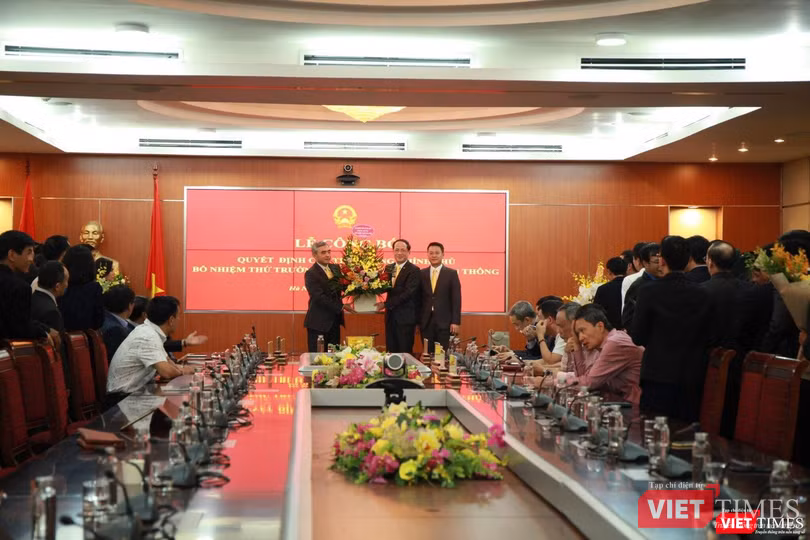 TS. Nguyễn Minh Hồng - Chủ tịch Hội Truyền thông số Việt Nam chúc mừng tân Thứ trưởng Phạm Anh Tuấn. Là người trực tiếp phụ trách ngành bưu điện khi còn giữ cương vị Thứ trưởng Bộ TT&TT, TS. Nguyễn Minh Hồng bày tỏ sự phấn khởi và tự hào khi chứng kiến sự trưởng thành của lãnh đạo VNPost. TS. Nguyễn Minh Hồng - Chủ tịch Hội Truyền thông số Việt Nam chúc mừng tân Thứ trưởng Phạm Anh Tuấn. Là người trực tiếp phụ trách ngành bưu điện khi còn giữ cương vị Thứ trưởng Bộ TT&TT, TS. Nguyễn Minh Hồng bày tỏ sự phấn khởi và tự hào khi chứng kiến sự trưởng thành của lãnh đạo VNPost.