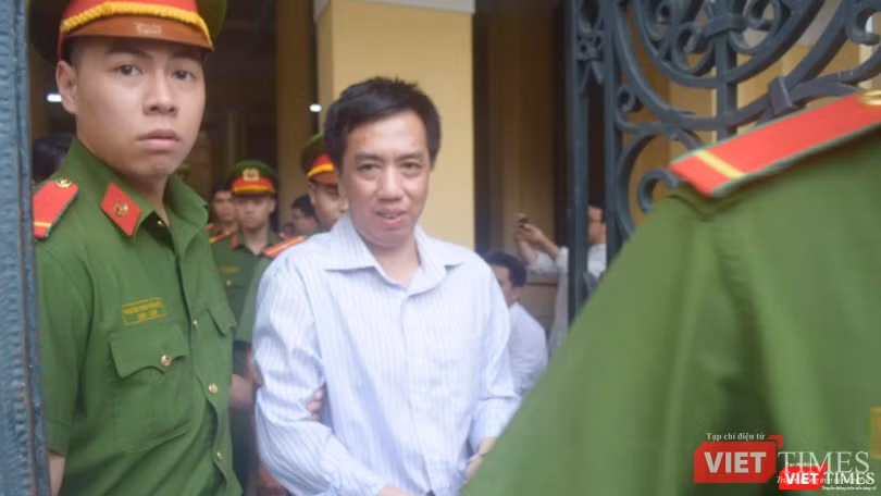 Đưa bị cáo Võ Mạnh Cường trở lại trại tạm giam Bị cáo Võ Mạnh Cường về trại tạm giam