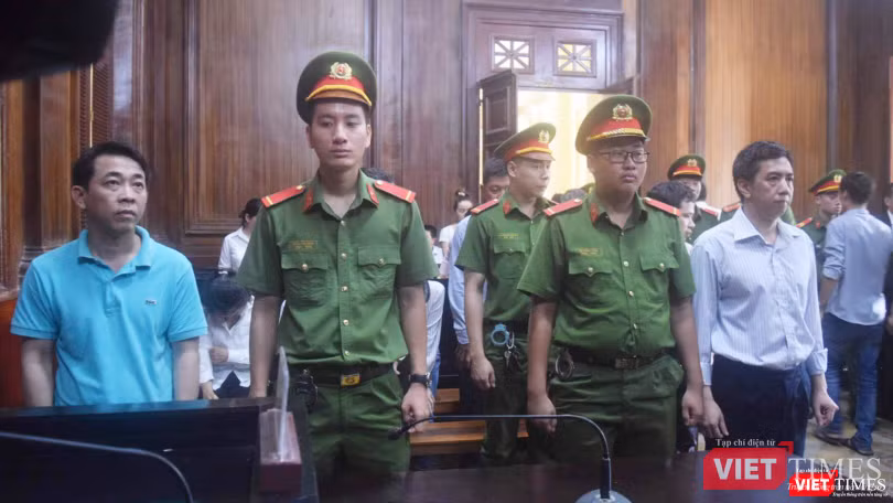 Các bị cáo Nguyễn Minh Hùng, Võ Mạnh Cường có mặt tại phiên tòa sáng 30/9 Các bị cáo có mặt tại phiên tòa sáng 30/9