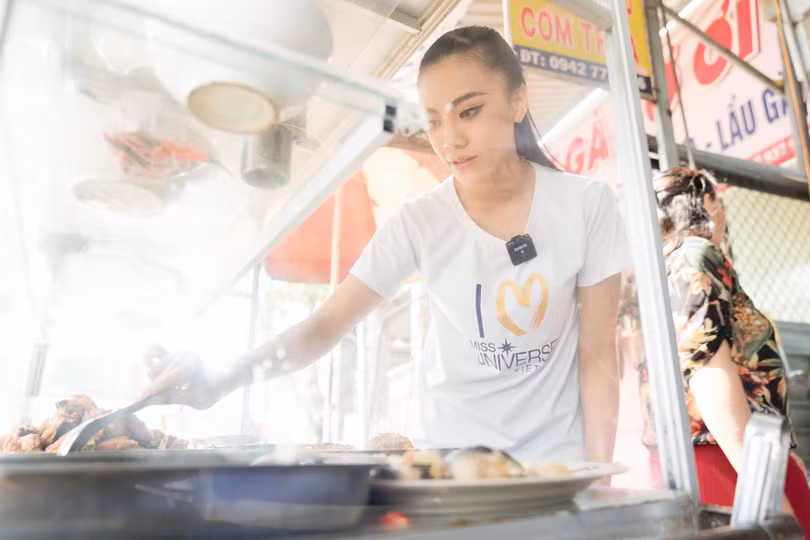 Tự tay chuẩn bị các phần cơm cho khách Tự tay chuẩn bị các phần cơm cho khách