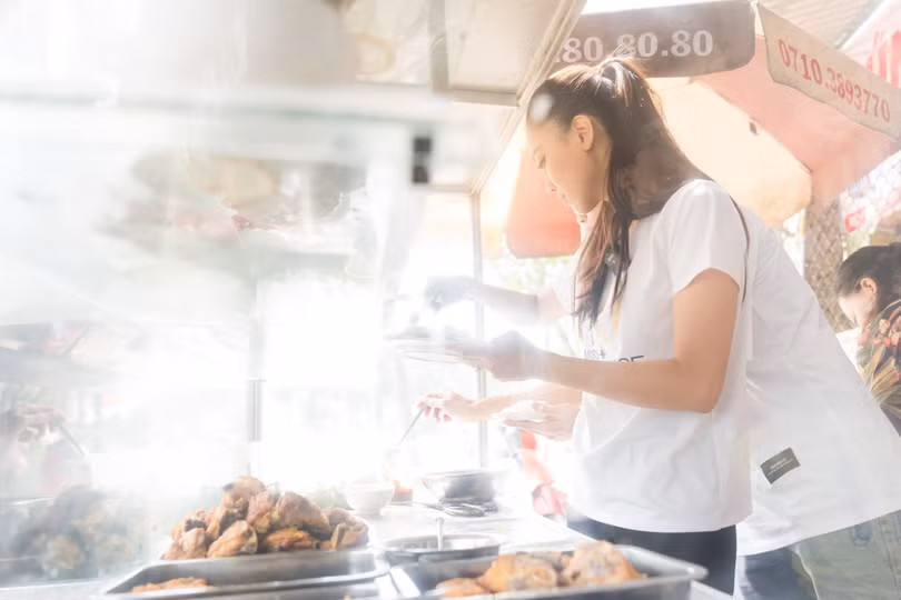 Quán cơm nhỏ là nơi Kim Duyên vẫn tới làm việc sau giờ học Quán cơm nhỏ là nơi Kim Duyên vẫn tới làm việc sau giờ học