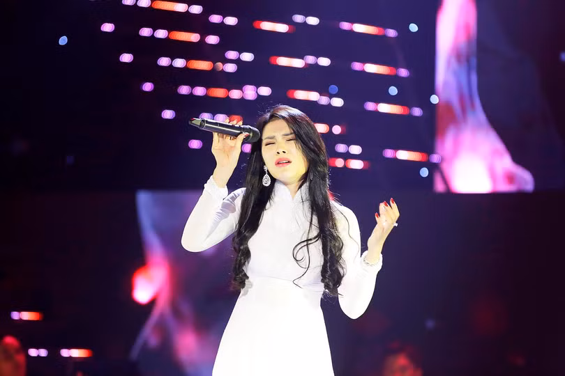 Những giọt nước mắt của Lily Chen tuôn dài như khóc cho phận nghèo của mình, khóc cho sự khinh miệt và định kiến của người đời về nghề “xướng ca vô loài” Những giọt nước mắt của Lily Chen tuôn dài như khóc cho phận nghèo của mình, khóc cho sự khinh miệt và định kiến của người đời về nghề “xướng ca vô loài”