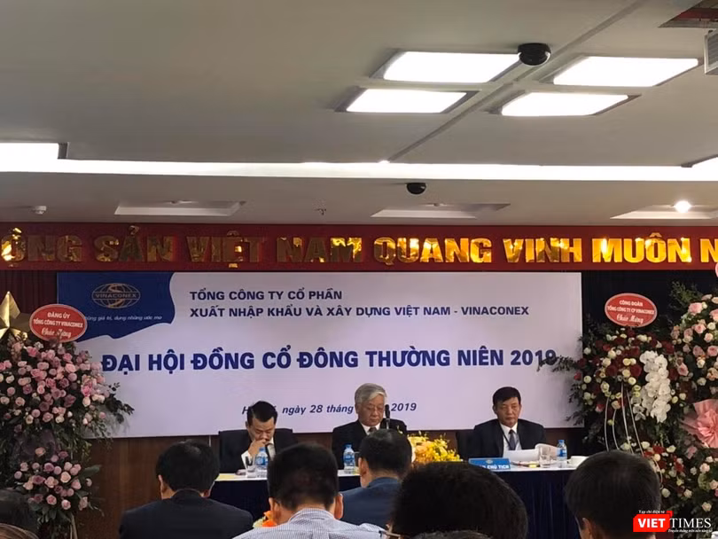 Ngôn phong điều hành của ông Đào Ngọc Thanh tại phiên ĐHĐCĐ mới đây của Vinaconex phần nào phản ánh "vai" của người đang đứng ghế Chủ tịch HĐQT VCG. Ngôn phong điều hành của ông Đào Ngọc Thanh tại phiên ĐHĐCĐ mới đây của Vinaconex phần nào phản ánh "vai" của người đang đứng ghế Chủ tịch HĐQT VCG.