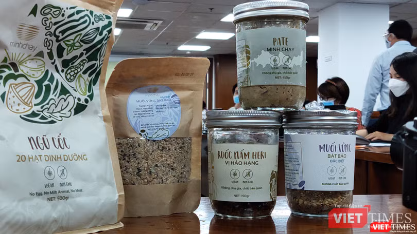 Minh Chay không chỉ có sản phẩm pate mà còn có ngũ cốc, ruốc mắm Heri, muối vừng bát bảo... Liệu trong các sản phẩm này có tiềm ẩn nguy cơ không an toàn? (Ảnh: Hòa Bình)