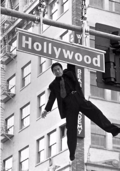 Bức hình mô tả thời kỳ đầu Thành Long sang Hollywood đóng phim. Khi đó anh treo mình trên một cánh tay, ở độ cao 7 m và không có dây an toàn. "Mọi người ở hiện trường đều nghĩ tôi bị khùng", Thành Long nói về sự khác biệt trong kỹ thuật, kỹ xảo làm phim giữa Hollywood và Hong Kong. Tự truyện "Chưa lớn đã già" được Chu Mặc - một người bạn của Thành Long chấp bút. Ngoài sự nghiệp, sách kể nhiều về đời sống riêng tư của nam diễn viênquanh mối quan hệ với cha mẹ, vợ con, bạn diễn, người tình quá cố Đặng Lệ Quân cũng như chuyện ngoại tình và có con riêng. Tác phẩm được Nhà xuất bản Văn học dịch sang tiếng Việt, phát hành cuối tháng tư. Bức hình mô tả thời kỳ đầu Thành Long sang Hollywood đóng phim. Khi đó anh treo mình trên một cánh tay, ở độ cao 7 m và không có dây an toàn. "Mọi người ở hiện trường đều nghĩ tôi bị khùng", Thành Long nói về sự khác biệt trong kỹ thuật, kỹ xảo làm phim giữa Hollywood và Hong Kong. Tự truyện "Chưa lớn đã già" được Chu Mặc - một người bạn của Thành Long chấp bút. Ngoài sự nghiệp, sách kể nhiều về đời sống riêng tư của nam diễn viênquanh mối quan hệ với cha mẹ, vợ con, bạn diễn, người tình quá cố Đặng Lệ Quân cũng như chuyện ngoại tình và có con riêng. Tác phẩm được Nhà xuất bản Văn học dịch sang tiếng Việt, phát hành cuối tháng tư.