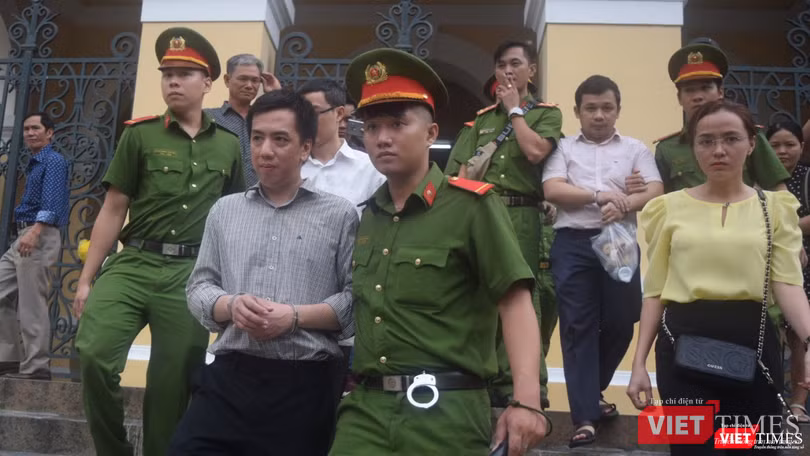 Bị cáo Võ Mạnh Cường trở lại trại giam sau phiên tòa hôm 1/10 