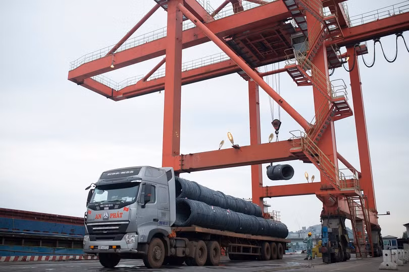 Thép Hòa Phát được bốc xếp tại cầu cảng. (Ảnh: HPG) Thép Hòa Phát được bốc xếp tại cầu cảng. (Ảnh: HPG)