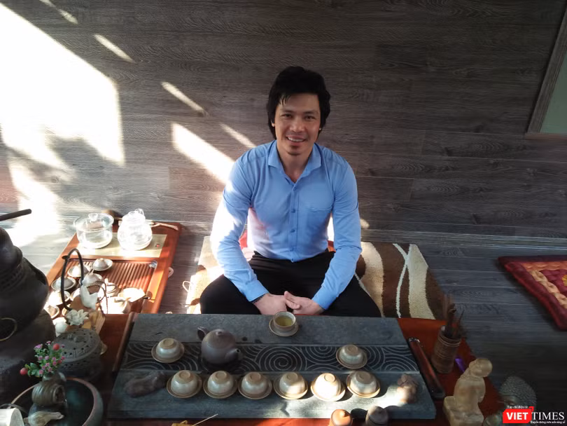 Nghệ nhân Phạm Thế Anh - "cha đẻ" của dòng gốm Hồng Sa (dòng gốm được hình thành từ phù sa sông Hồng). Nghệ nhân Phạm Thế Anh - "cha đẻ" của dòng gốm Hồng Sa (dòng gốm được hình thành từ phù sa sông Hồng).