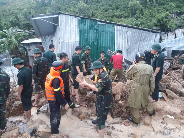 Lực lượng cứu hộ xã Phước Đồng - Ảnh: T.THỊNH (Nguồn: Tuổi trẻ) Lực lượng cứu hộ xã Phước Đồng - Ảnh: T.THỊNH (Nguồn: Tuổi trẻ)