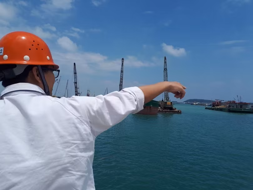 Nạo vét luồng hàng hải là cần thiết để tiếp nhận tàu trọng tải lớn. Đường lớn ra biển nguy cơ tắc bởi hàng triệu m3 bùn