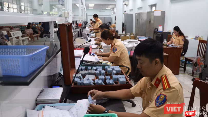 Chủ phương tiện có thể nộp hồ sơ tại Điểm đăng ký xe gần nhất (Ảnh: Hải Linh)