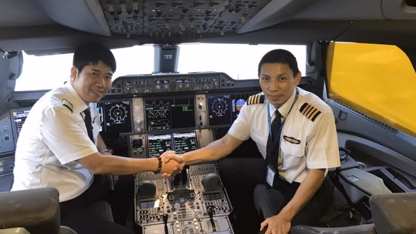Cơ trưởng Phạm Đình Hưng (bên trái) cùng đồng nghiệp trên một chuyến bay (Ảnh: NVCC) Cơ trưởng Phạm Đình Hưng (bên trái) cùng đồng nghiệp trên một chuyến bay (Ảnh: báo Giao thông)