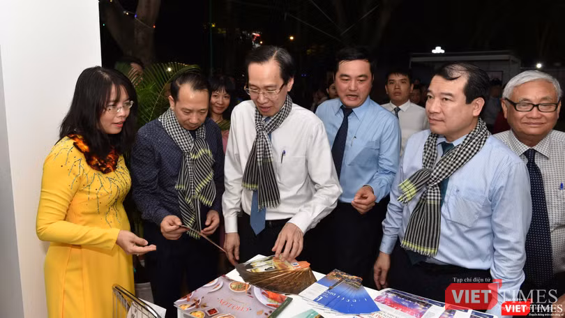 Ông Lê Thanh Liêm, Ủy viên Ban Thường vụ Thành ủy, Phó Chủ tịch Thường trực UBND TP.HCM cùng các đại biểu ghé thăm gian hàng tại Ngày hội Du lịch Ông Lê Thanh Liêm, Ủy viên Ban Thường vụ Thành ủy, Phó Chủ tịch Thường trực UBND TP.HCM cùng các đại biểu ghé thăm gian hàng tại Ngày hội Du lịch