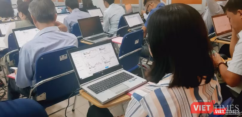 Học viên được hướng dẫn thực hành các thao tác trên máy tính (Ảnh: HCDC) Học viên được hướng dẫn thực hành các thao tác trên máy tính (Ảnh: SYT)