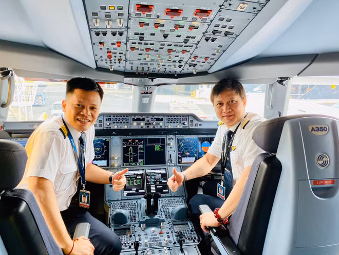 Phi công Tôn Dương Tuấn (trái) tham gia chuyến bay đặc biệt (Ảnh: NVCC) Phi công Tôn Dương Tuấn (trái) tham gia chuyến bay đặc biệt (Ảnh: NVCC)