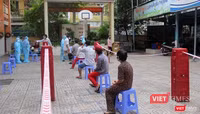 Theo quy định giãn cách, cách ghế được xếp hàng đều đặn chờ tới lượt lấy mẫu. Ảnh: GVT.