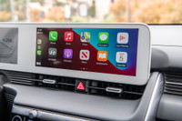 Bảng táp lô của Hyundai IONIQ 5 được thiết kế theo phong cách tối giản Minimalism loại bỏ các chi tiết thừa, kết hợp cùng những công nghệ hiện đại hàng đầu. IONIQ 5 trang bị cặp màn hình có kích thước 12,3 inch nối liền: màn hình cảm ứng thông tin & màn hình giải trí, thiết lập đa chức năng. Xe được trang bị hệ thống âm thanh Bose cao cấp cùng các chuẩn hệ thống giải trí thời thượng nhất hiện nay như Android Auto/Apple Carplay cùng với camera 360 độ.