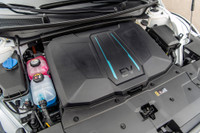 Hệ thống truyền động: cũng giống như động cơ đốt trong, hệ thống truyền động của IONIQ 5 gồm có hệ thống PE biến năng lượng điện từ pin thành động năng chuyển động, hệ thống quản lý sạc xe VCMS, bộ điều khiển sạc tích hợp ICCU cho phép trao đổi năng lượng 2 chiều như sạc thiết bị ngoại vi hay thu hồi động năng; bộ điều khiển xe VCU chịu trách nhiệm điều khiển các chức năng trên xe.