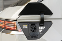 IONIQ 5 là mẫu xe thuần điện BEV (Battery Electric Vehicle) với hệ thống pin sạc đáp ứng cấu trúc điện kép 400V/800V tiên tiến bậc nhất, cho phép tương thích bộ sạc nhanh DC 350kW với tốc độ sạc từ 10 - 80% chỉ trong 18 phút và 56 phút với trạm sạc 50kW để sạc từ 20 - 80%. Nếu sử dụng bộ sạc AC công suất 7,7 - 10,9 kW thì chỉ mất khoảng 6 ~ 9 giờ để sạc đầy 100%. Tính năng Vehicle to Load (V2L) giúp xe có khả năng cung cấp điện cho các thiết bị điện dân dụng thông qua hệ thống ổ cắm trên xe. Công suất tối đa của hệ thống này đáp ứng được đạt tới 3.600W, đủ đáp ứng cho 1 dàn âm thanh biểu diễn ngoài trời cỡ vừa hoặc các thiết bị điện cho hoạt động camping.