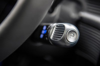 IONIQ 5 sử dụng cần số điện tử tích hợp trên cụm vô lăng nhờ đó không gian giữa ghế lái và hành khách bên ghế phụ được liên thông. Điều này chưa từng có trên các mẫu xe sử dụng động cơ đốt trong, tạo nên sự liền mạch về thiết kế và không gian, đem đến sự rộng rãi, thoải mái tối đa.