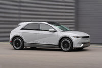 IONIQ 5 được sản xuất với 2 phiên bản Prestige và Exclusive, gồm 3 màu: Đen, Trắng & Bạc. Xe được cung cấp chế độ bảo hành 5 năm hoặc 100.000km tùy điều kiện nào đến trước. Với hệ thống pin, xe được hưởng chế độ bảo hành 8 năm hoặc 160.000km tùy điều kiện nào đến trước. Giá bán IONIQ 5 (đã bao gồm thuế VAT): - IONIQ 5 Prestige: 1,45 tỷ đồng - IONIQ 5 Exclusive: 1,3 tỷ đồng.