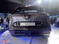 Đuôi xe được thiết kế hầm hố với nhiều điểm nhấn chi tiết. Kèm đó vẫn là dải đèn LED trải dài sang hai bên mang phong cách vốn có của các dòng xe VinFast. Cụm đèn hậu hình tam giác được đặt gọn hai bên đuôi xe.